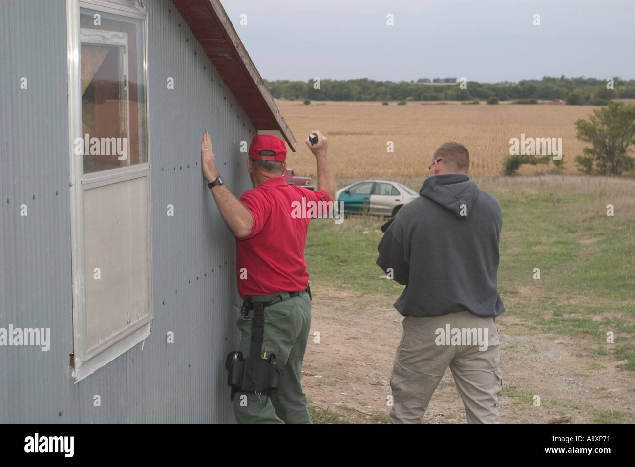 Ufficiali di formazione sul corretto uso di granate flashbang, un popolare dispositivo di distrazione da noi utilizzato l'applicazione della legge. Foto Stock