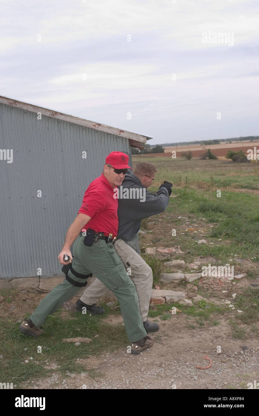 Ufficiali di formazione sul corretto uso di granate flashbang, un popolare dispositivo di distrazione da noi utilizzato l'applicazione della legge. Foto Stock