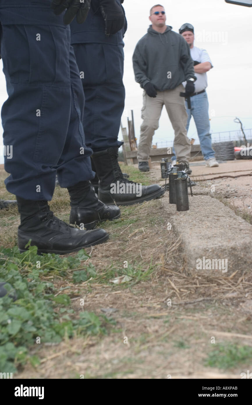 Ufficiali ascolto di istruttore durante le lezioni su flash bang granate e altri dispositivi di distrazione Foto Stock