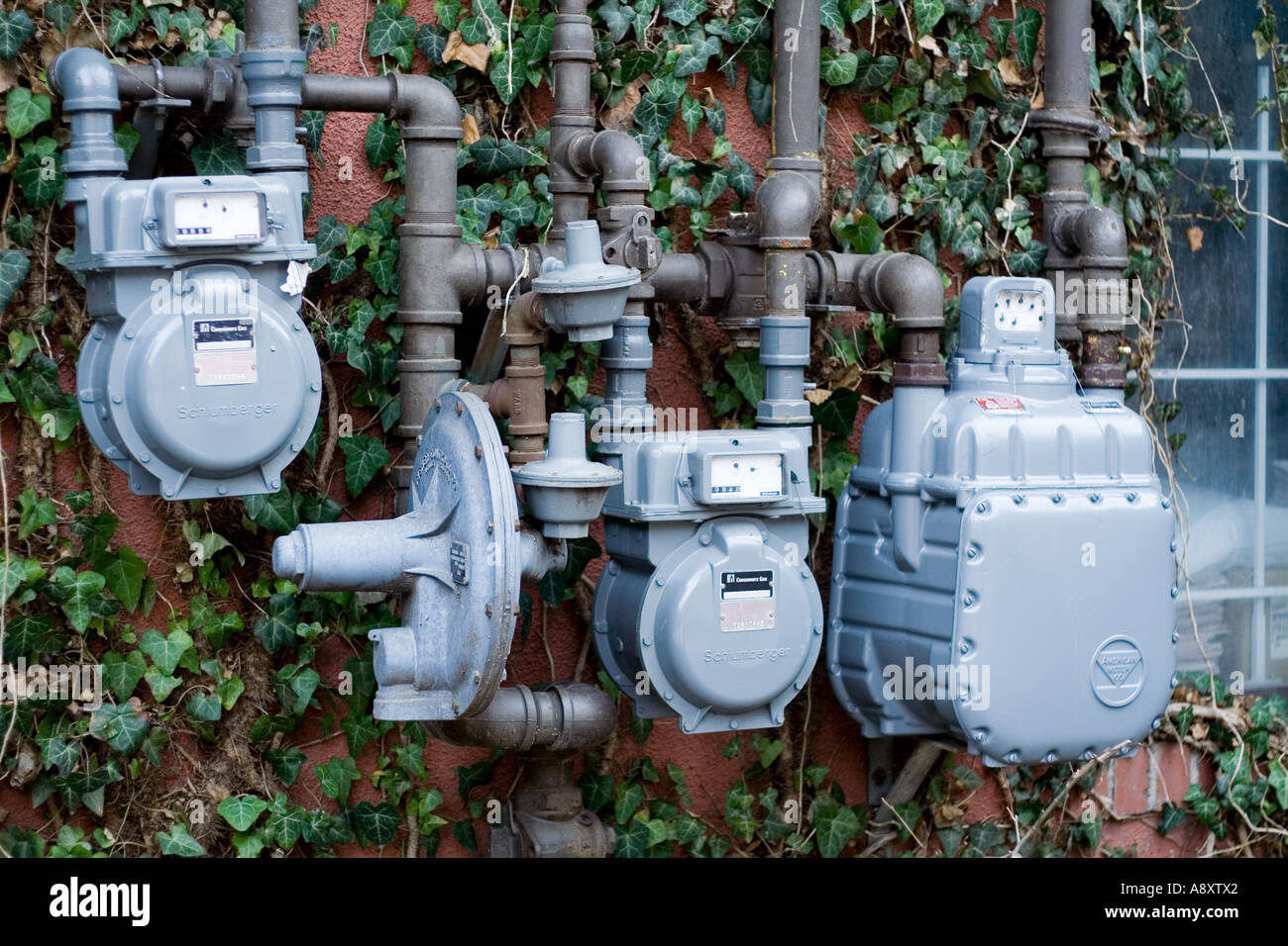 Il gas naturale metro all'esterno dell'edificio. Foto Stock