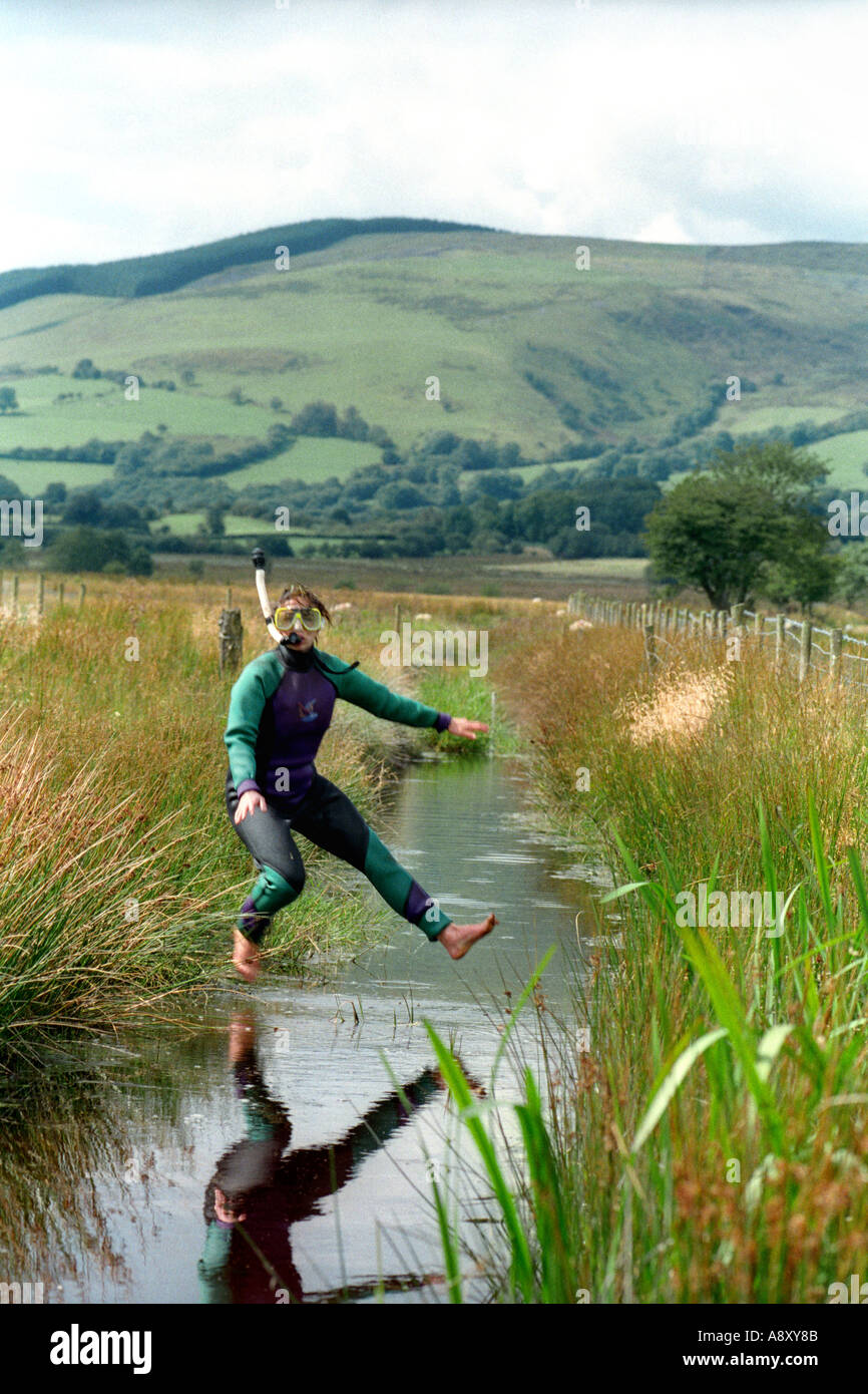 Concorrente nel mondo annuale Bog Snorkelling campionati a Llanwrtyd Wells POWYS REGNO UNITO Foto Stock