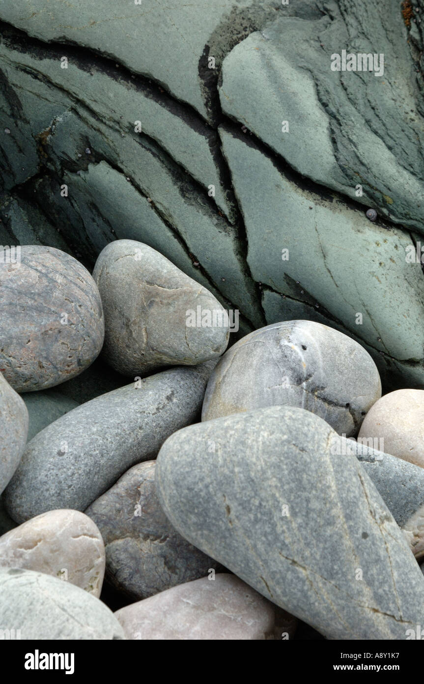 Dettaglio delle rocce e ciottoli, Riva del Vargsundet, vicino a Hammerfest, Norvegia Foto Stock