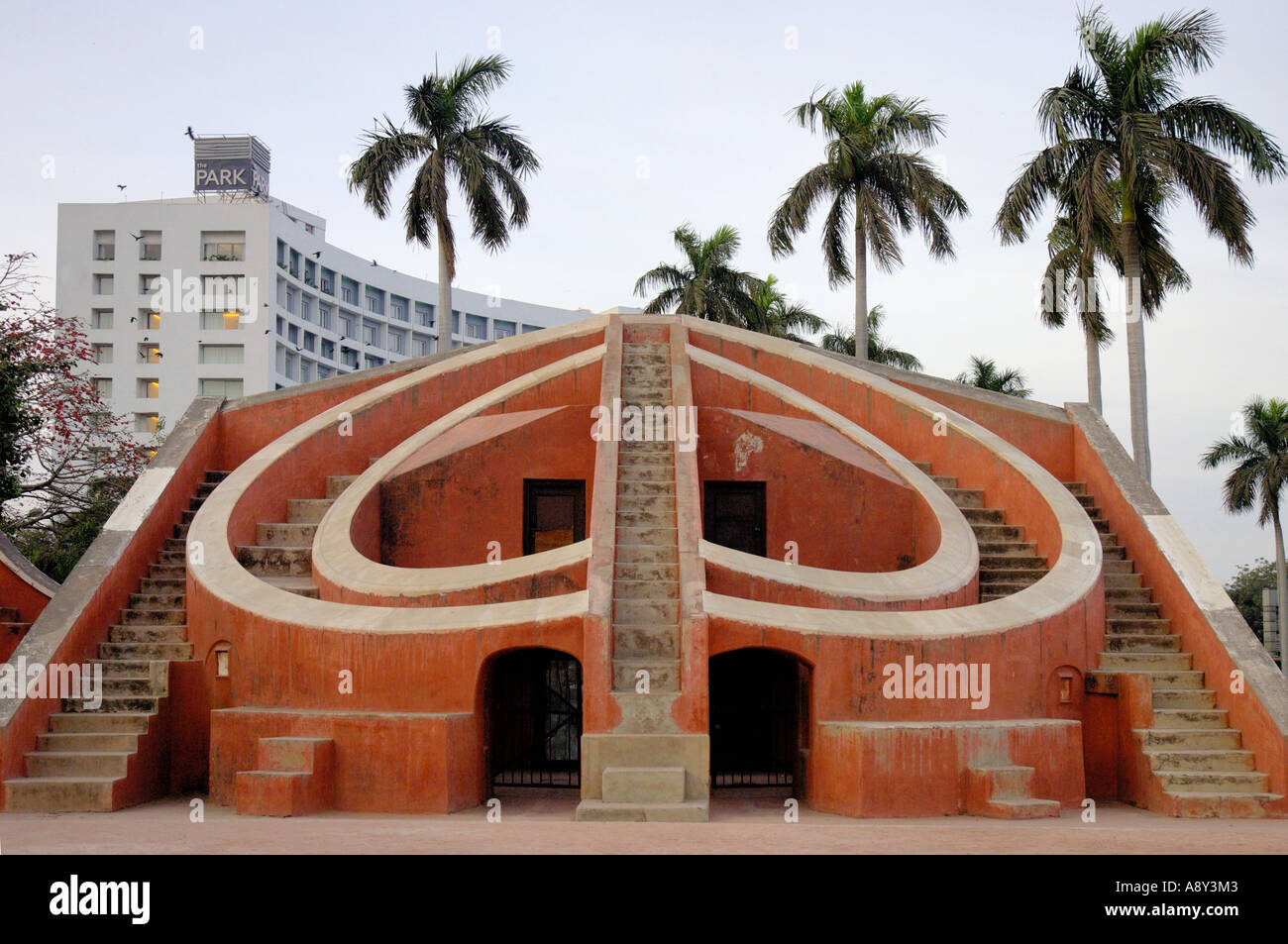 Jantar Mantar xvii secolo osservatorio costruito da Sawai Jai Singh II New Delhi India Foto Stock