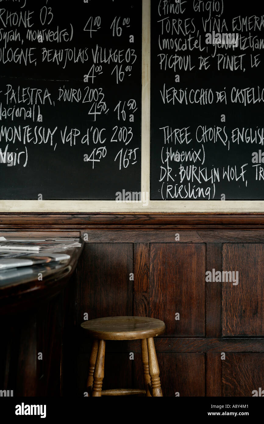 Vino bord in un pub Foto Stock