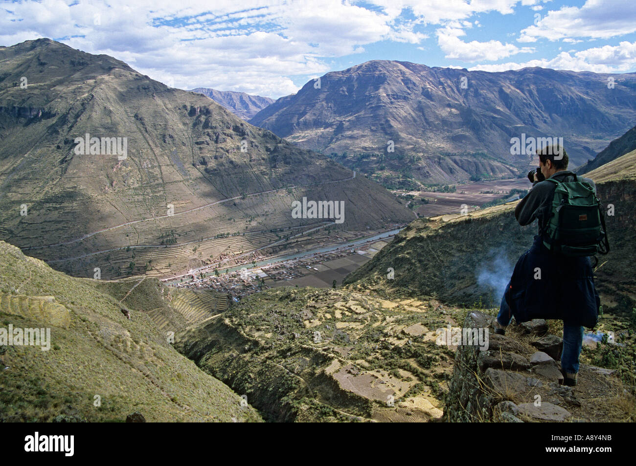 Fotografo amatoriale di fronte al 'Sacred Valle degli Incas" (Perù). Photographe devant la Vallée Sacrée des Incas'. Foto Stock