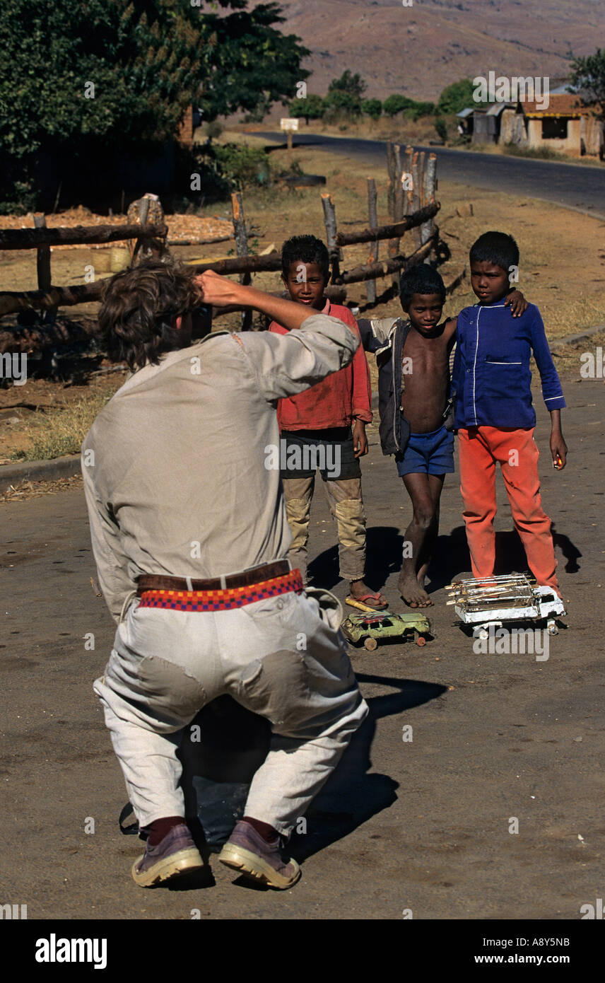 Fotografo amatoriale e tre Madagascan kids (Madagascar). Touriste photographiant trois petits garçons malgaches. Foto Stock
