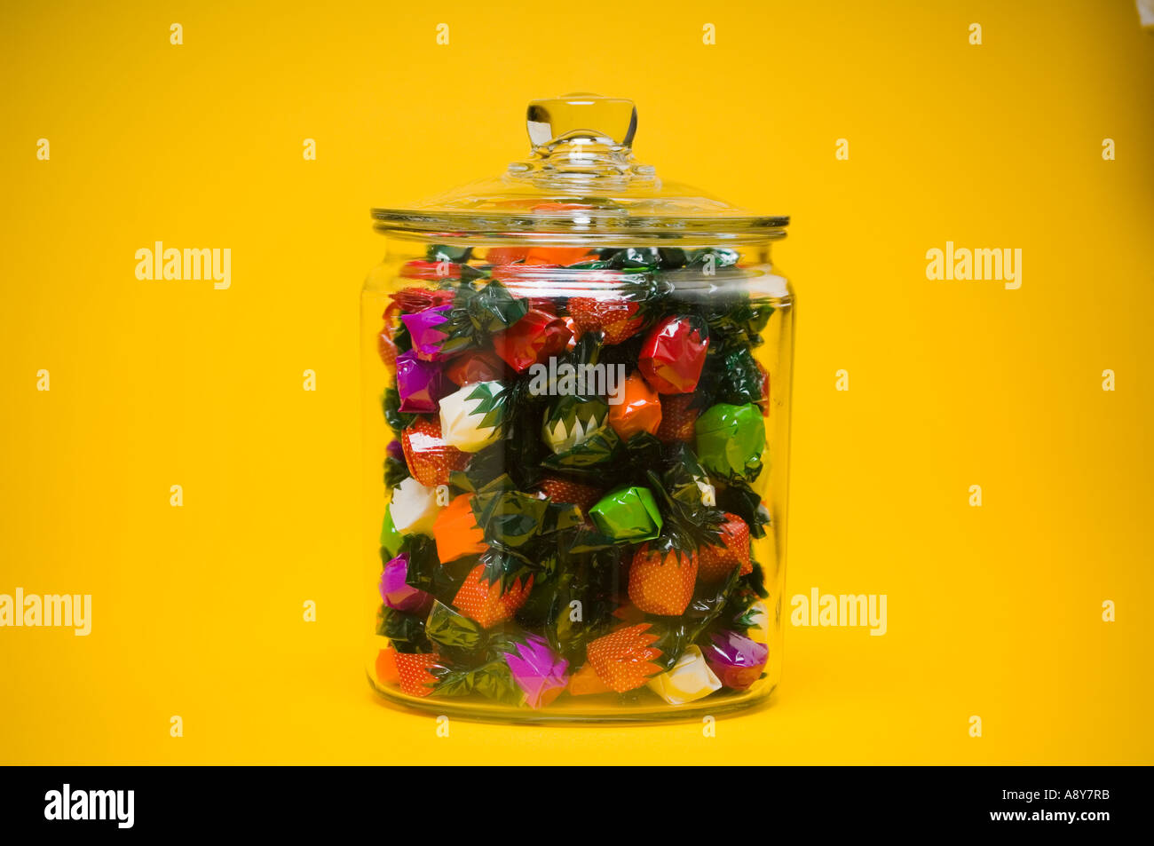 Aromatizzate alla frutta hard candy in contenitore di vetro con coperchio Foto Stock