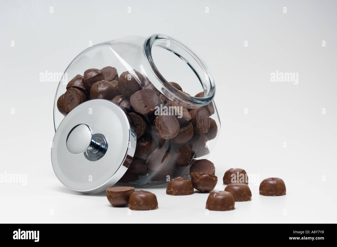 Scatola di cioccolatini in recipiente di vetro withmetal coperchio off Foto Stock