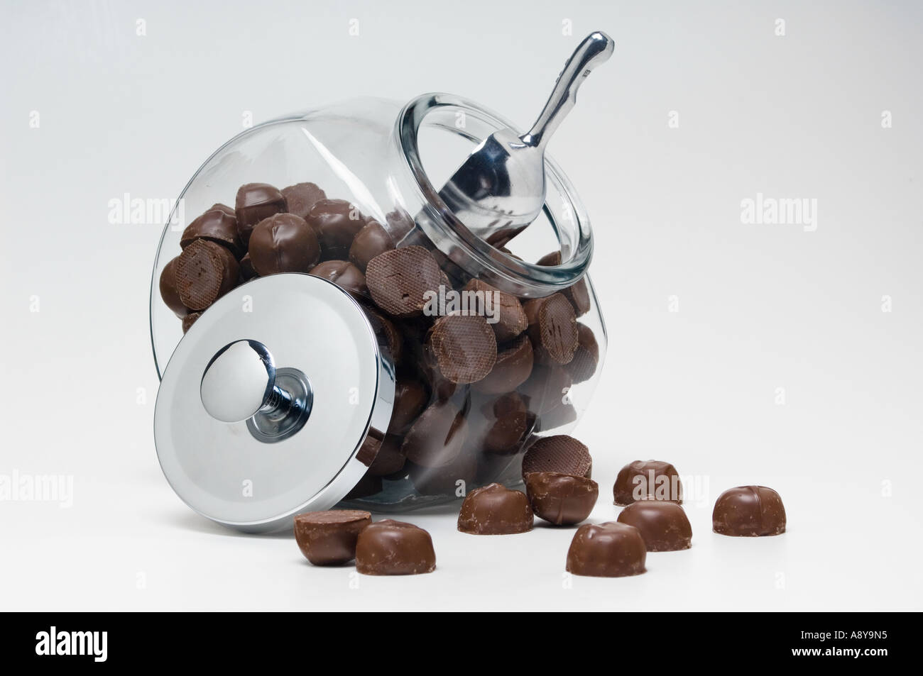 Scatola di cioccolatini in contenitore di vetro con coperchio metallico off Foto Stock