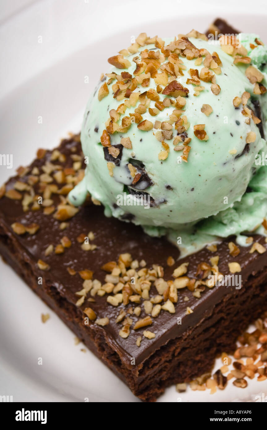 Fudge brownie con mint chocolate chip ice cream e dadi Foto Stock