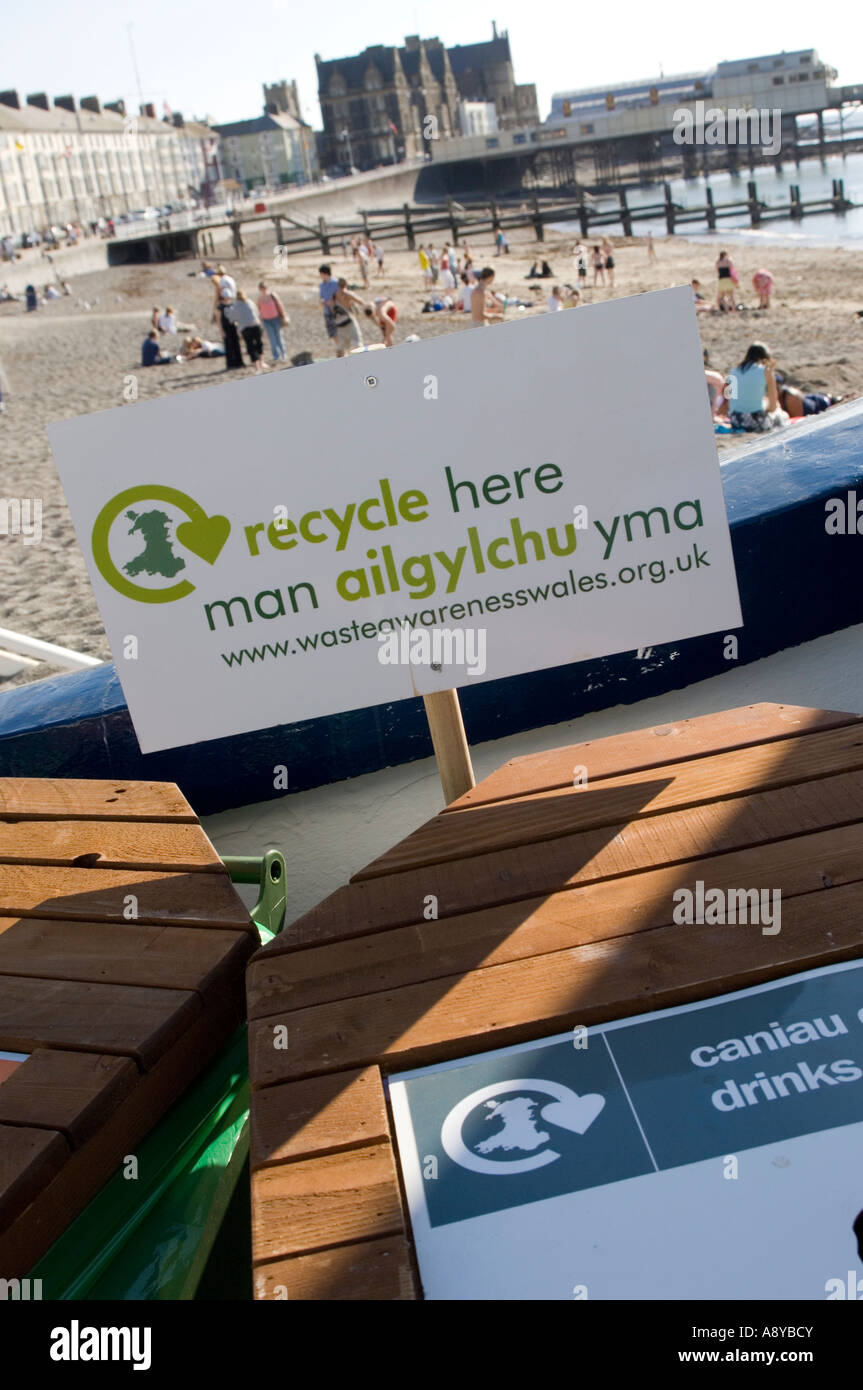 Bilingue inglese gallese spreco di sensibilizzazione del Galles gli scomparti di riciclaggio sul lungomare Aberystwyth è verde festival Maggio 2007 Foto Stock