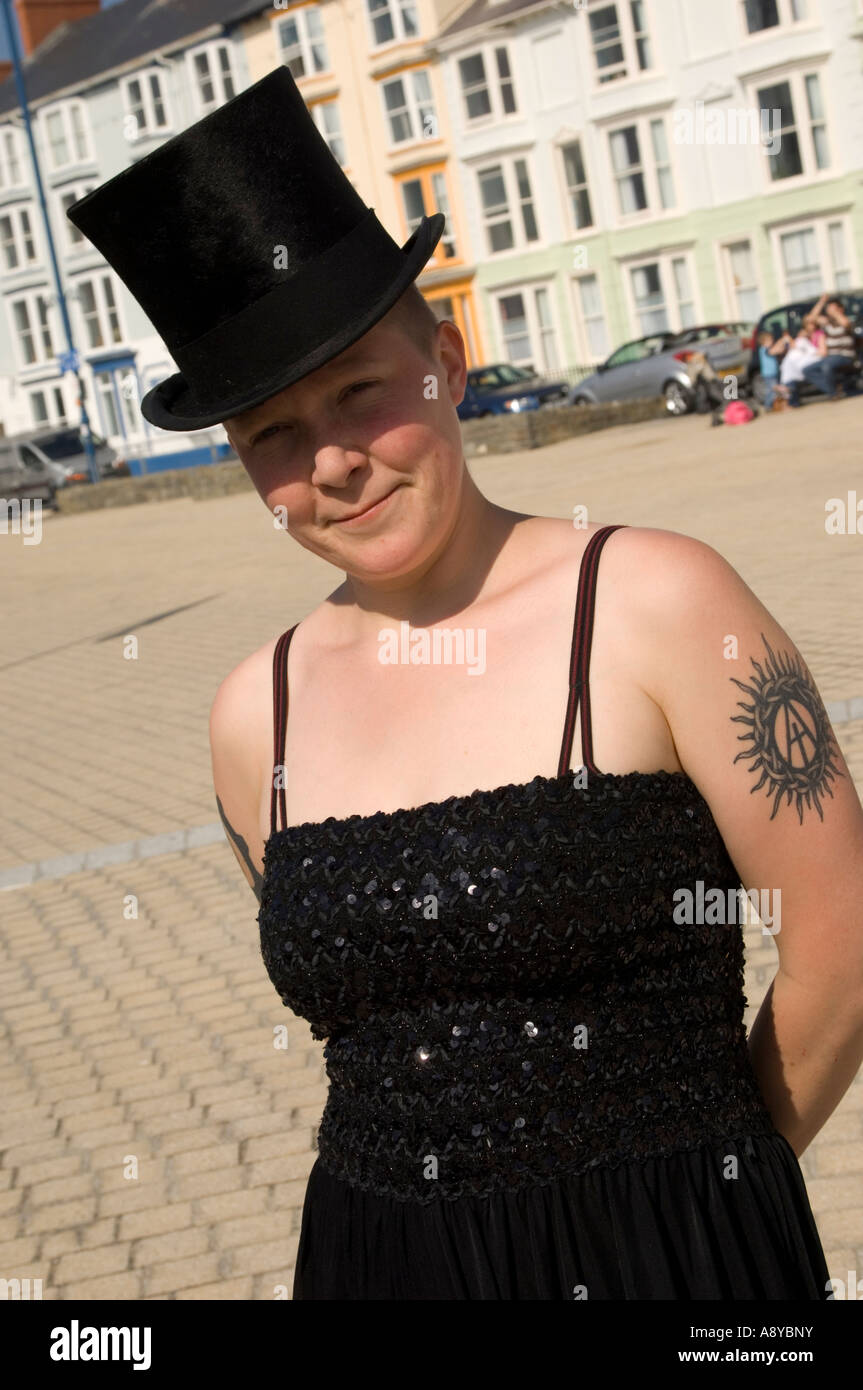 Alternativa alla ricerca della donna in abito nero e nero top hat durante il Aberystwyth è verde ecologia e ambiente settimana 2007 Foto Stock