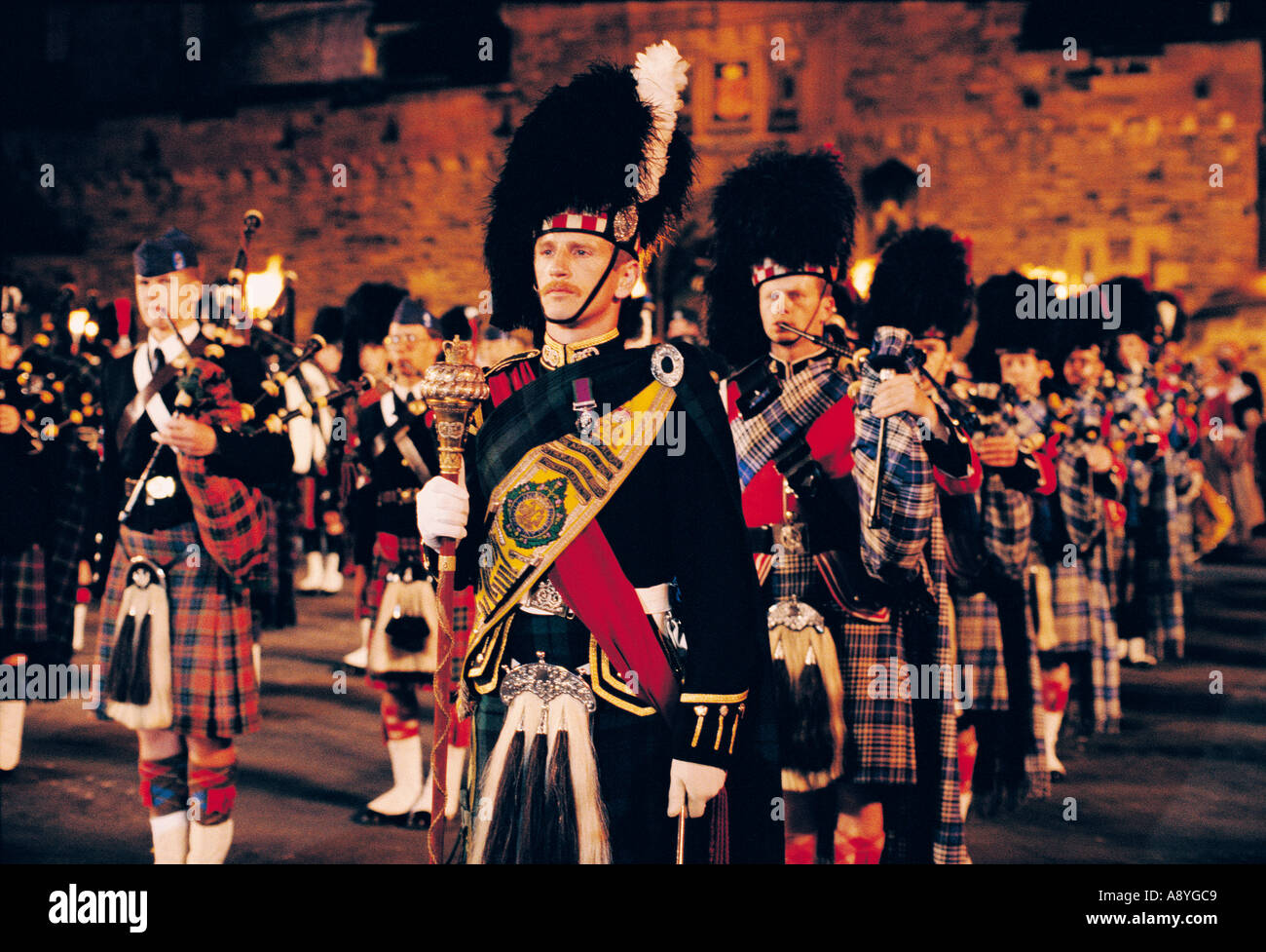 Edinburgh Tattoo militare. Scottish pipe band pipers sulla spianata di fronte al Castello di Edimburgo, Scozia, Regno Unito Foto Stock