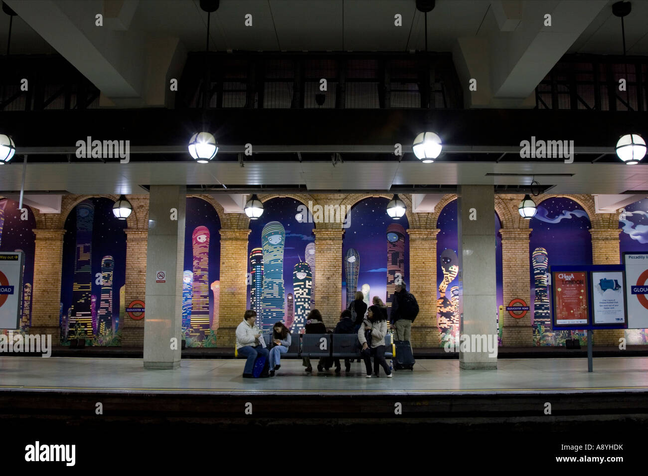La piattaforma tecnica - Stazione della metropolitana di Gloucester Road - Londra Foto Stock