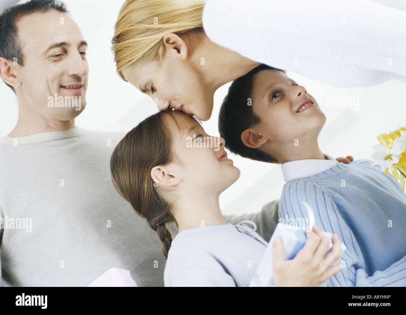 Famiglia scena madre baciare la figlia della testa Foto Stock