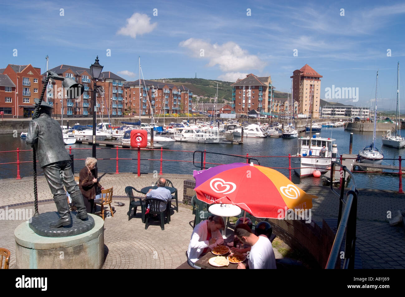 Alloggiamento e statua in bronzo del capitano Cat Marina Basin Swansea Galles del Sud Foto Stock