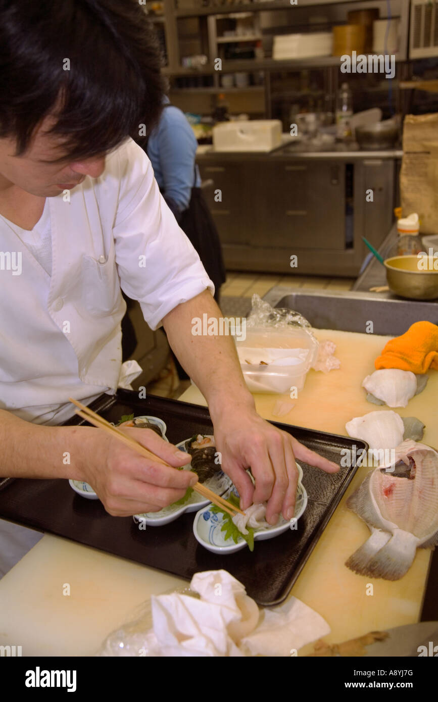 La preparazione di Sashimi dab in un ristorante giapponese Foto Stock