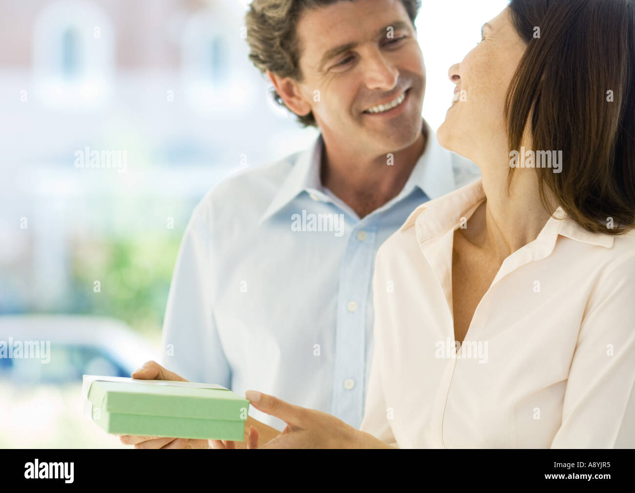 Uomo Donna consegna dono Foto Stock