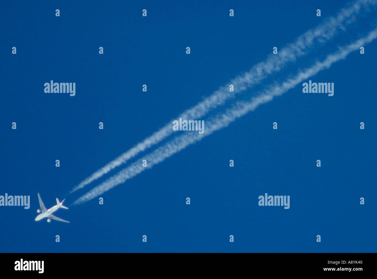 Passeggero Jet con sentieri di vapore Foto Stock