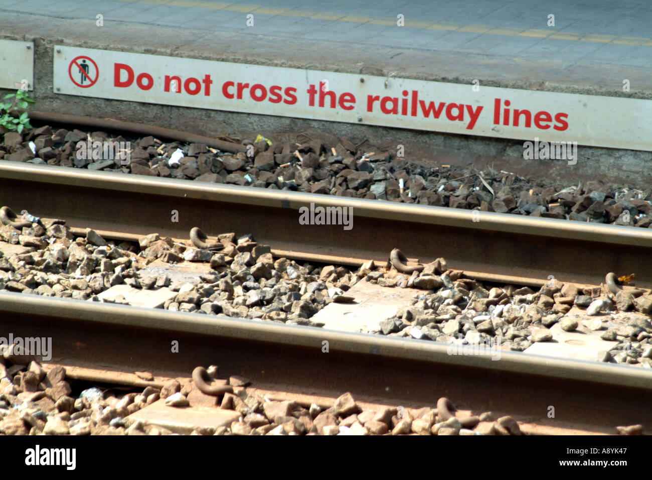 Stazione Centrale di Pisa Toscana Italia non segno a forma di croce sulla via Foto Stock