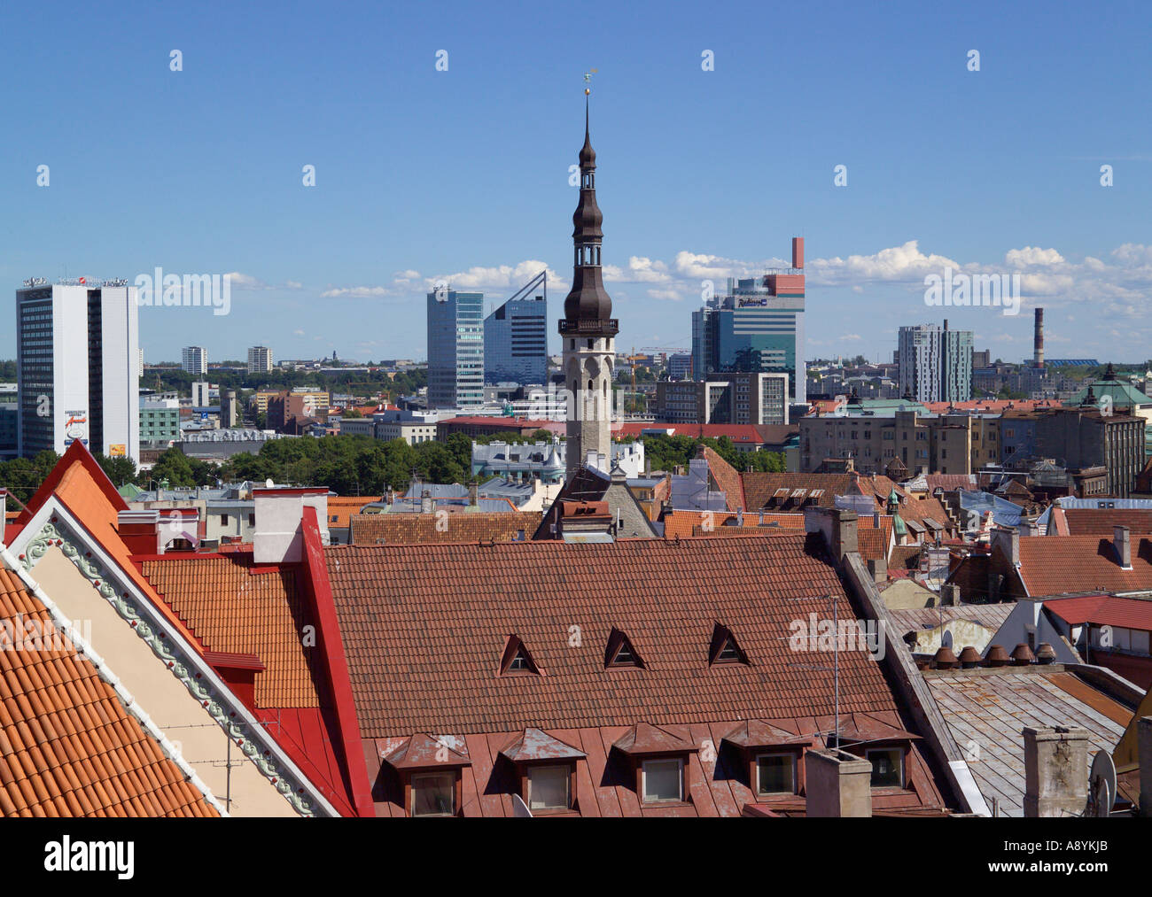 I tetti della città vecchia e alti edifici moderni Tallinn Estonia Foto Stock