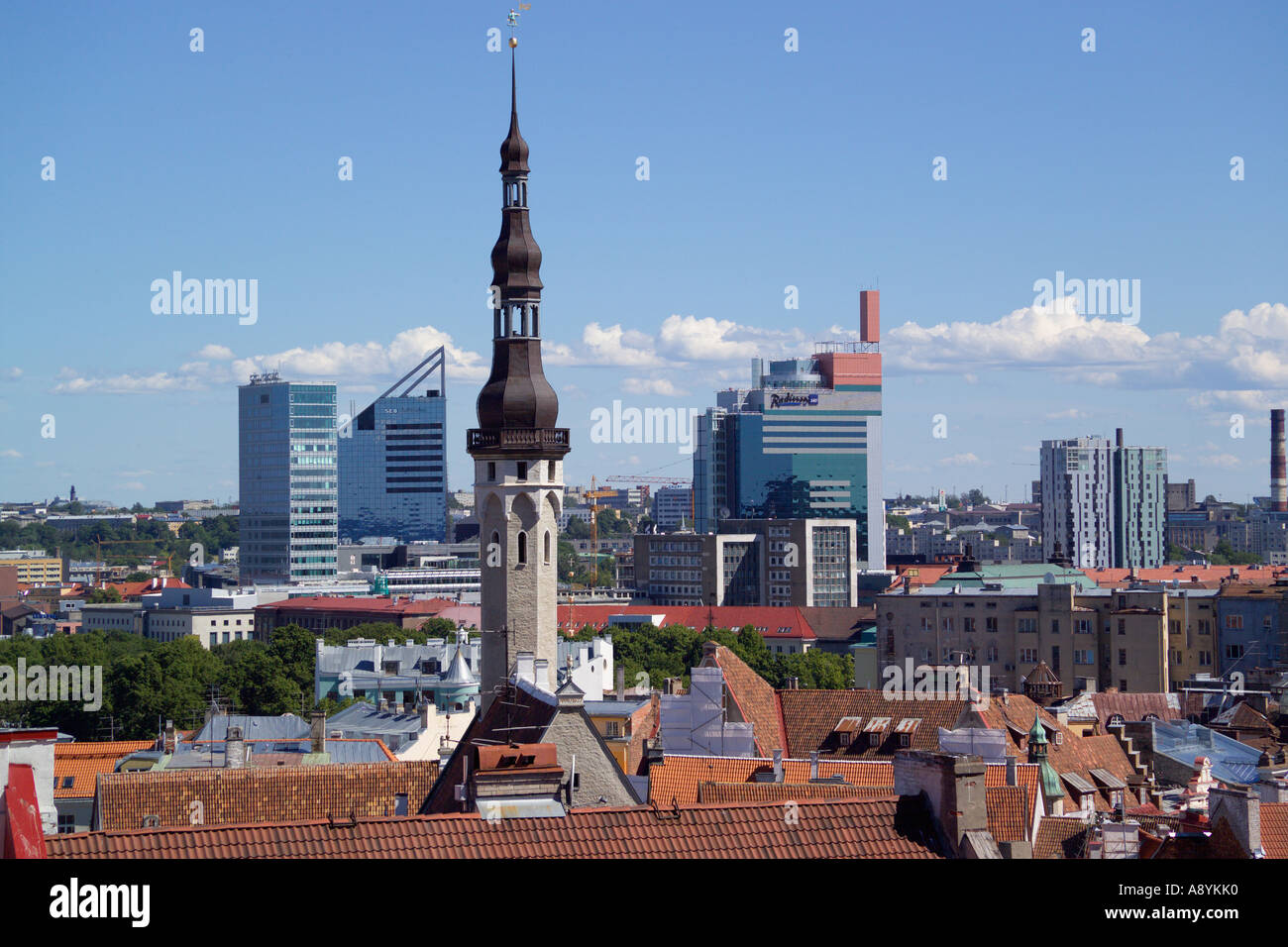 I tetti della città vecchia e alti edifici moderni Tallinn Estonia Foto Stock