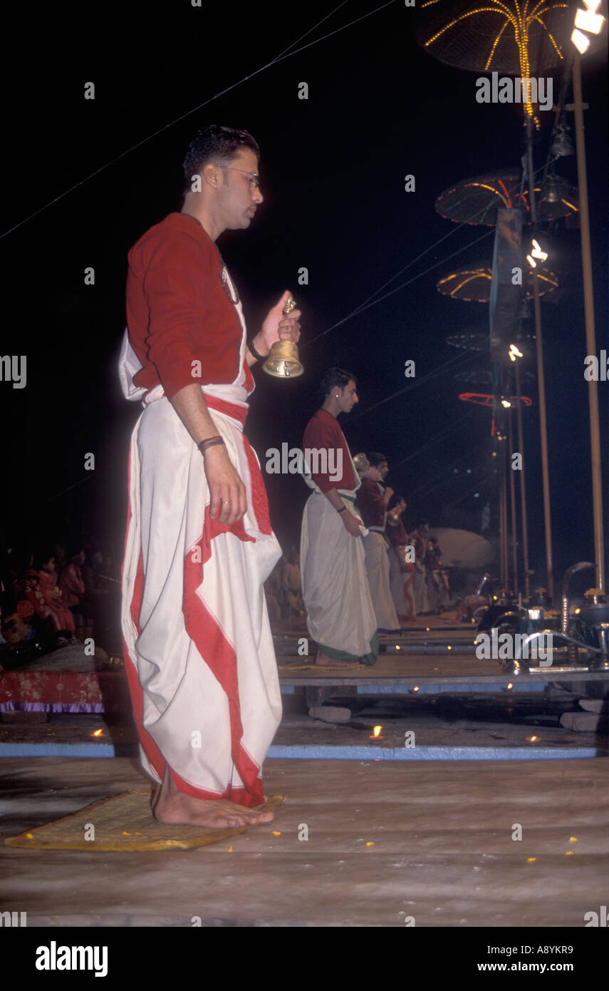 Sacerdoti indù di eseguire la cerimonia Deepmala a Ghat sulle rive del fiume Gange a Varanasi India Foto Stock