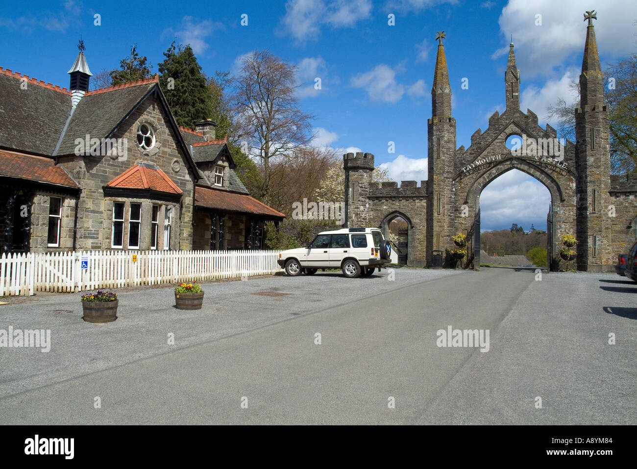 Dh KENMORE PERTHSHIRE Station Wagon Lodge e Castello di Taymouth archway Foto Stock