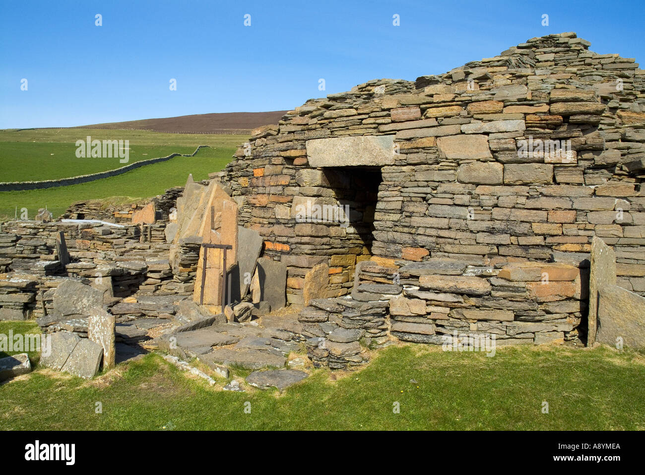 dh Midhowe Broch ROUSAY ORKNEY età del ferro fortificato dimora difensiva ingresso preistorico pietra ruina scozia isola patrimonio britannico antico Foto Stock
