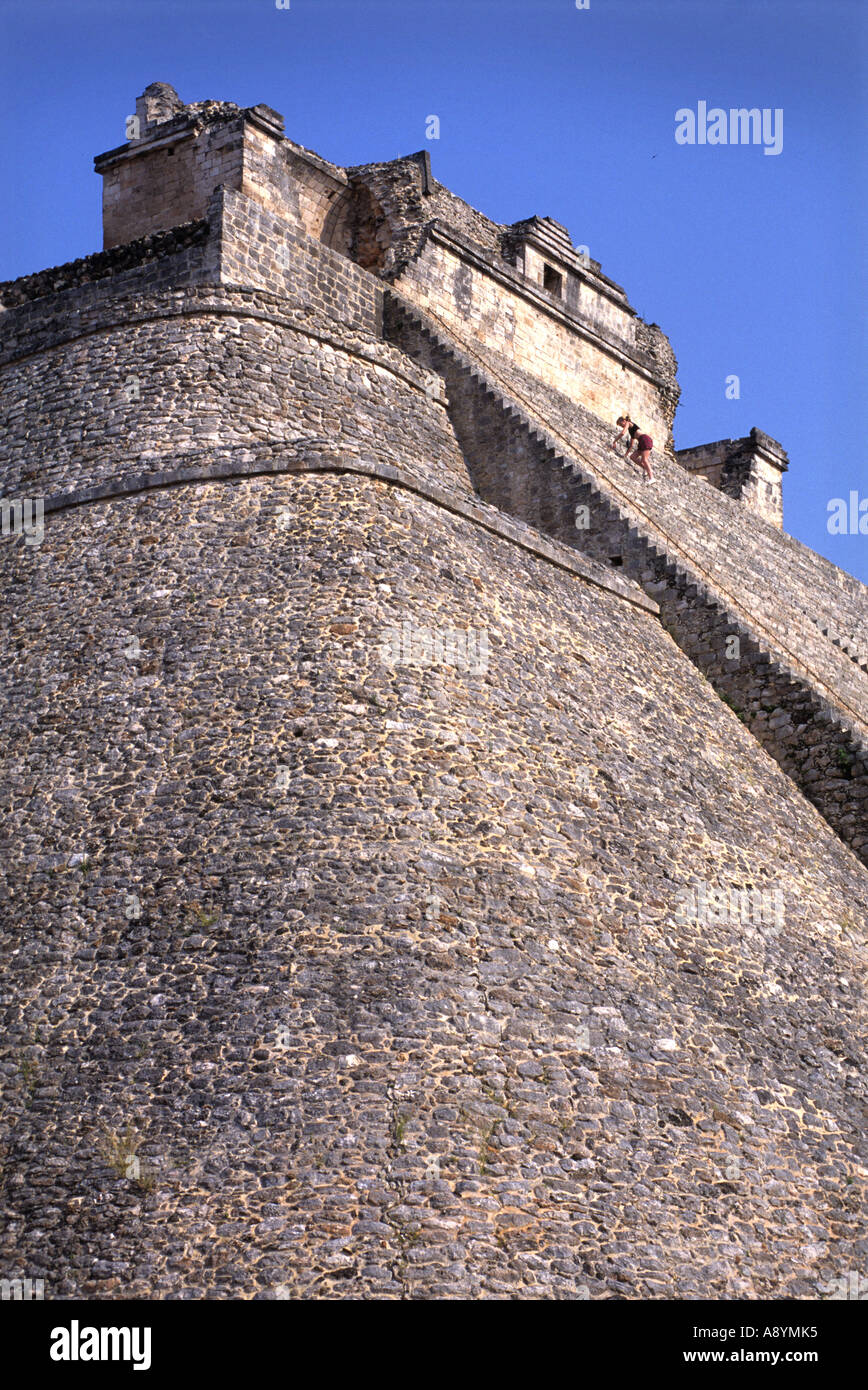 Tempio maya della piramide del mago A UXMAL Yucatan Messico Foto Stock