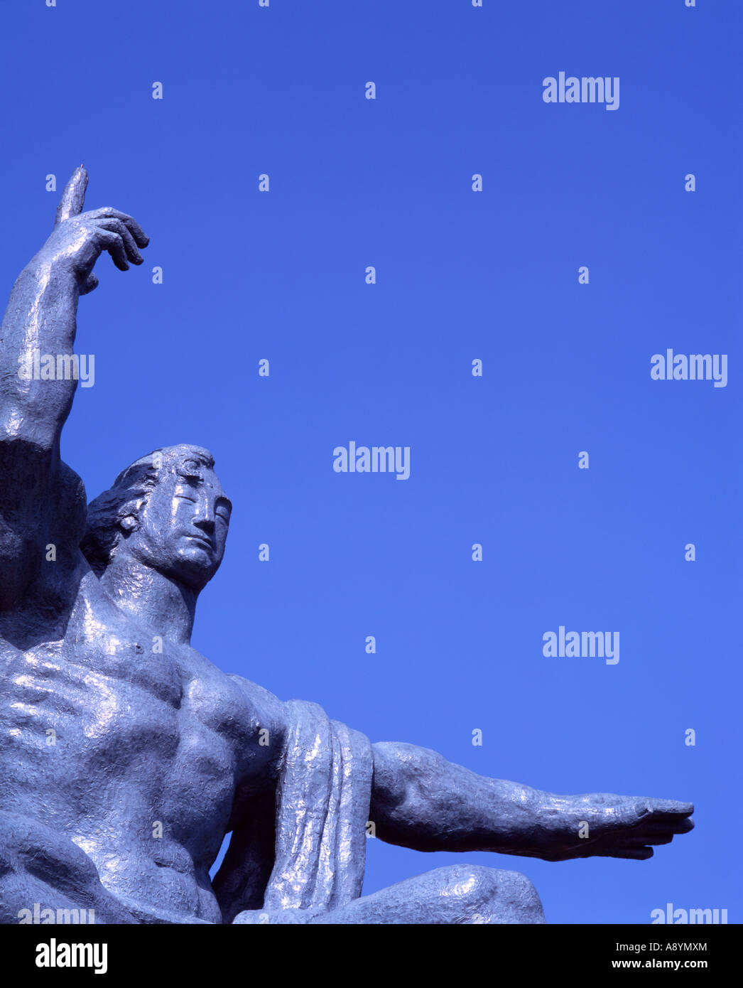 10 metro di altezza della pace statua realizzata dallo scultore Seiboi Kitamura in Nagasaki il Parco della Pace Foto Stock