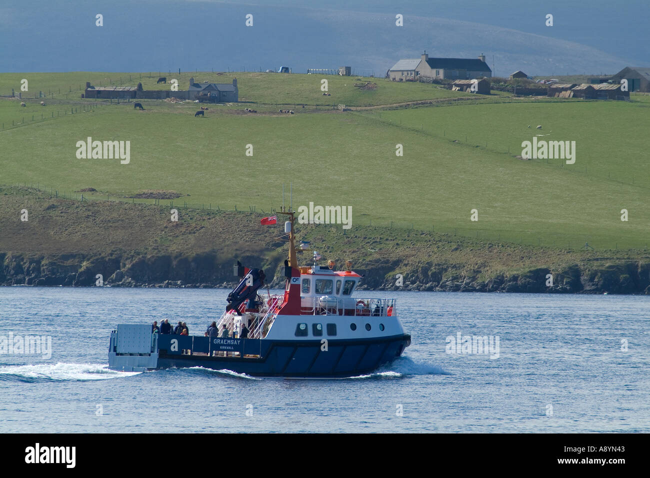 dh Graemsay Island HOY SOUND ORKNEY Ferries MV Graemsay navigazione a vela passato nave traghetto scozia isole barca isola trasporto di viaggio Foto Stock