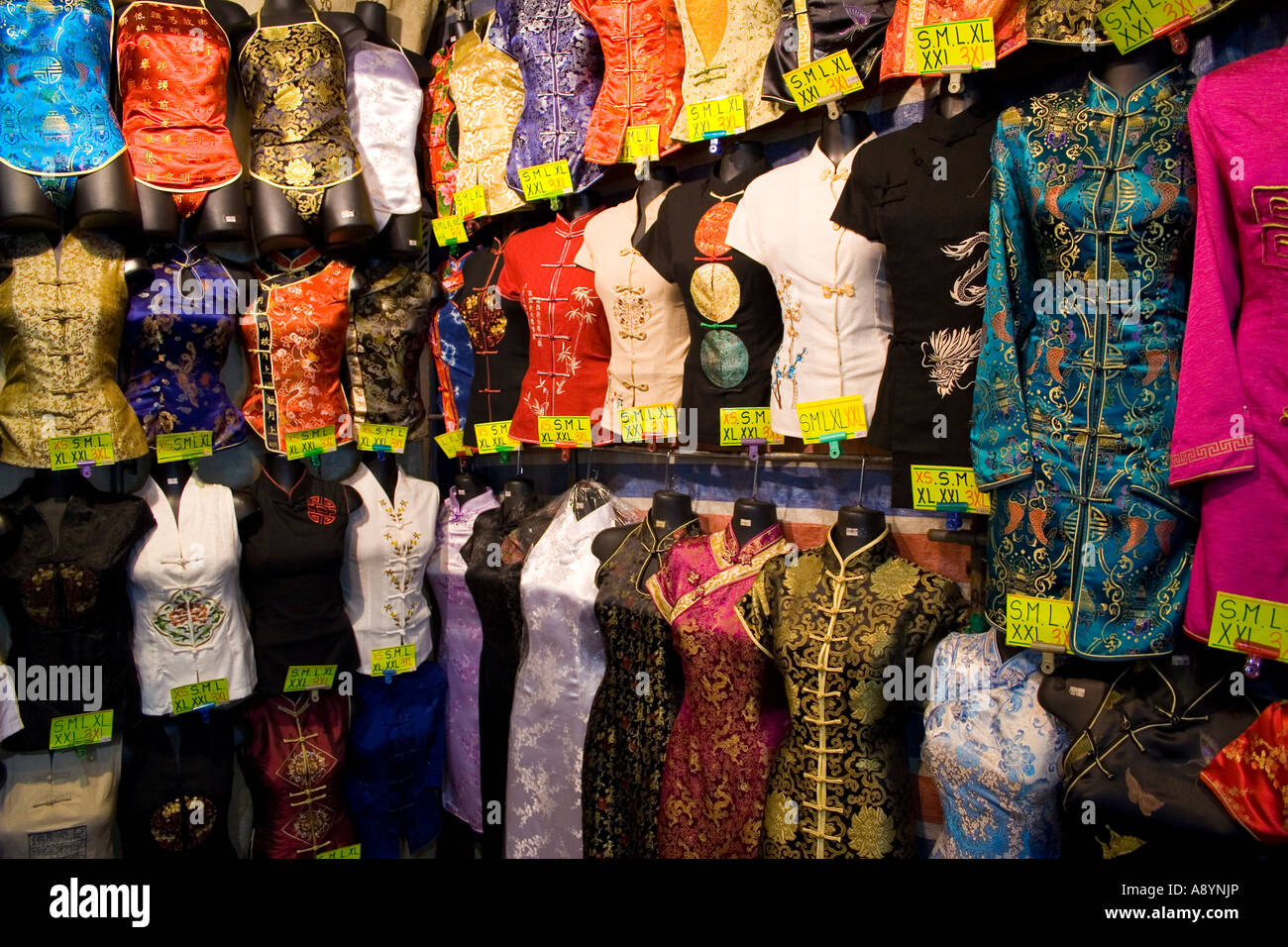 Oriental abiti di seta il Mercato Notturno di Temple Street Hong Kong Cina Foto Stock