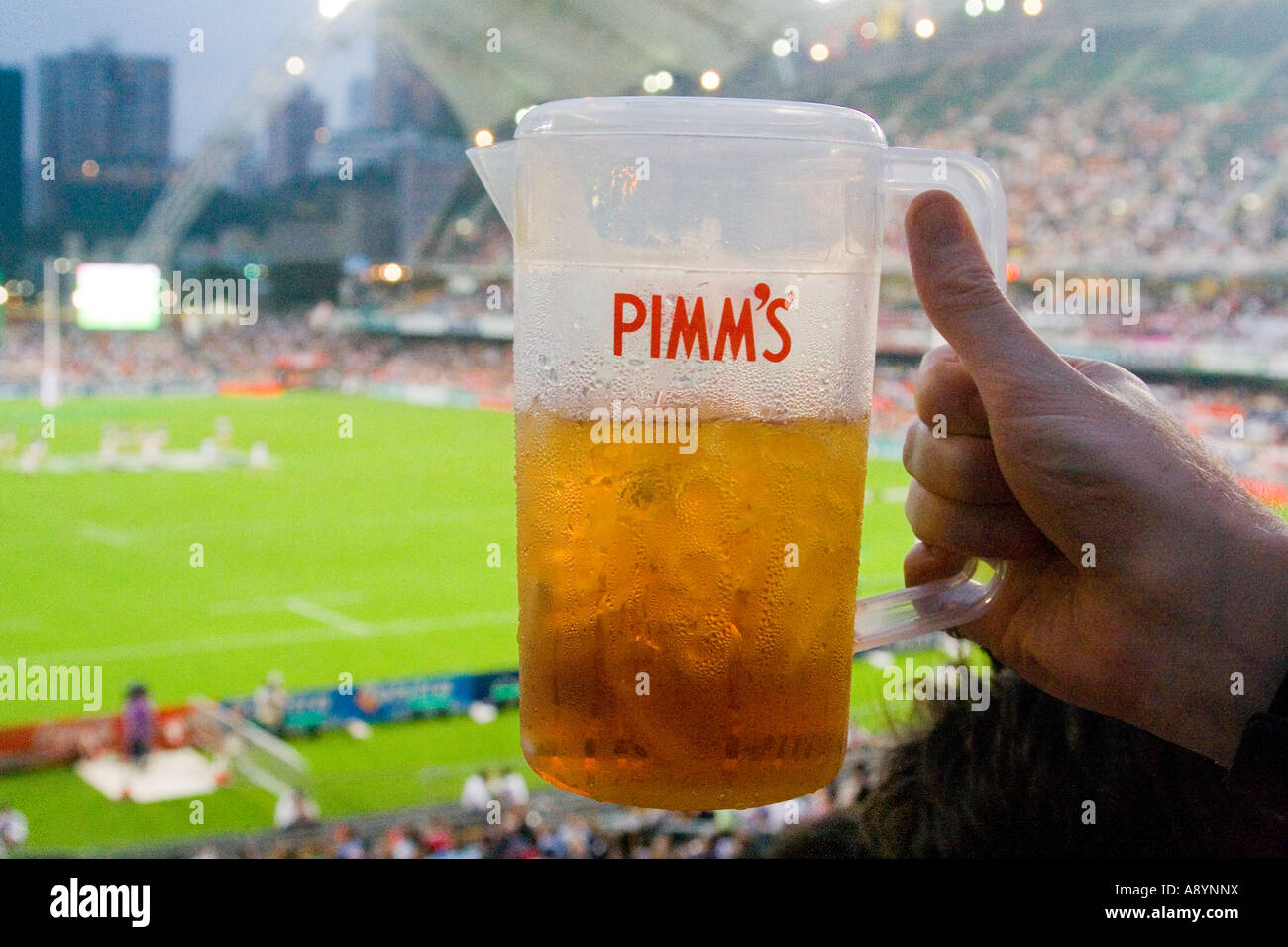 Brocca di Pimms Infamous sorge a sud di Hong Kong Sevens Rugby 2007 Foto Stock