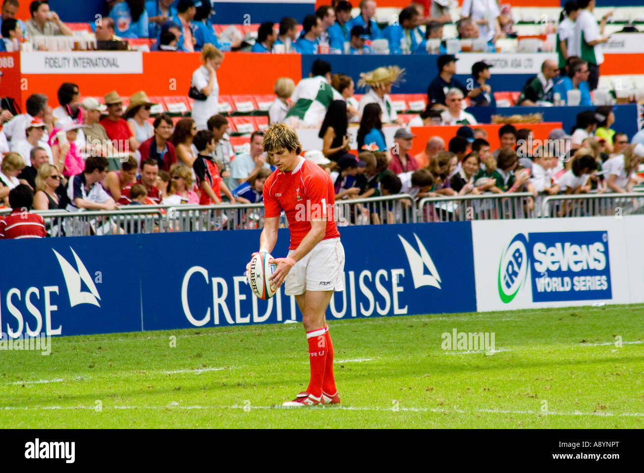 Il Galles giocatore calci la sfera di Hong Kong Sevens Rugby 2007 Foto Stock