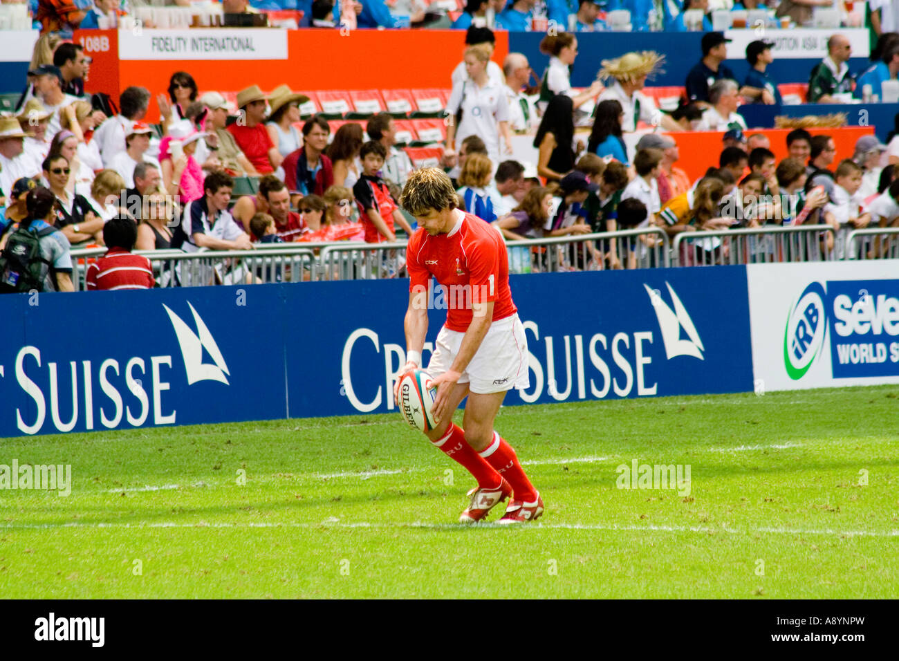 Il Galles giocatore calci la sfera di Hong Kong Sevens Rugby 2007 Foto Stock