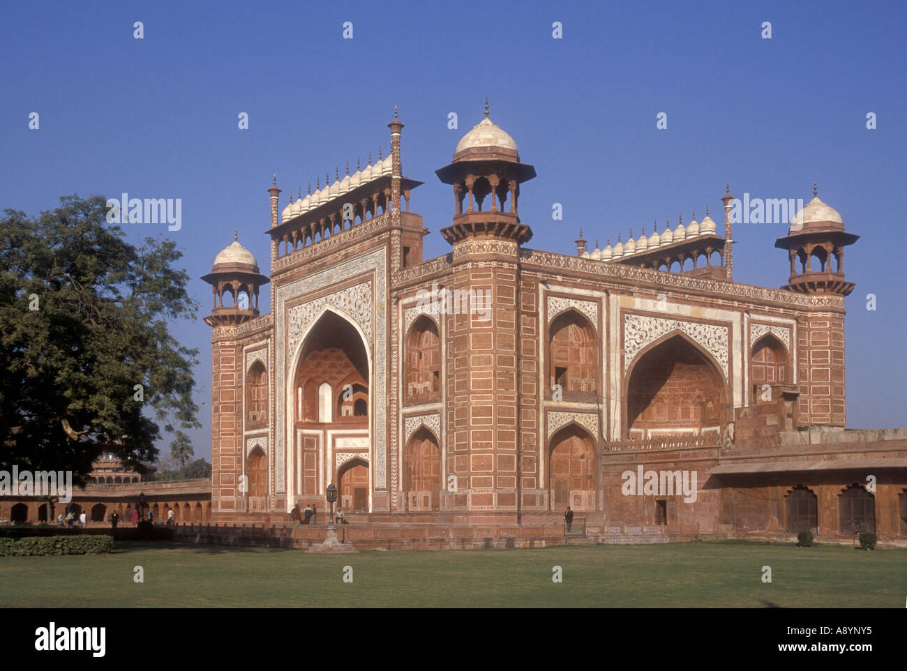 Il massiccio di arenaria rossa e gateway per il Taj Mahal Agra India Foto Stock
