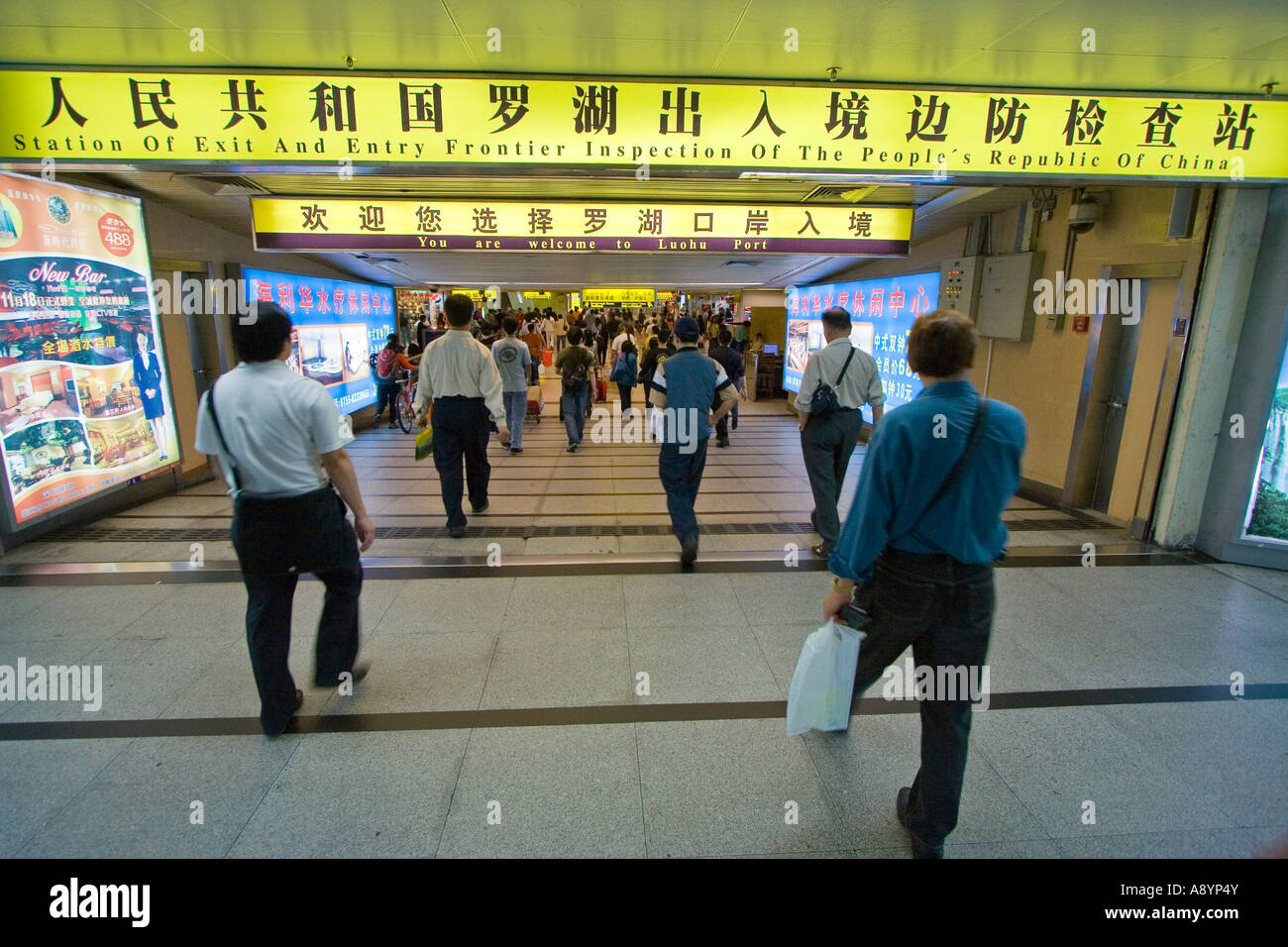 Le persone che attraversano le Luohu o Lo Wu Confine tra Hong Kong e Shenzhen in Cina Foto Stock