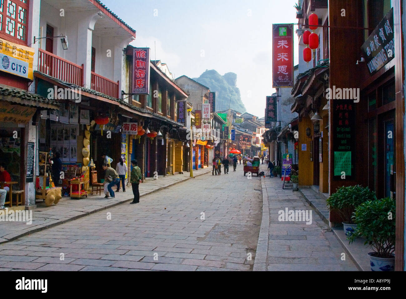 Storico West Street o Xi Jie, Yangshuo, provincia di Guangxi, Cina Foto Stock