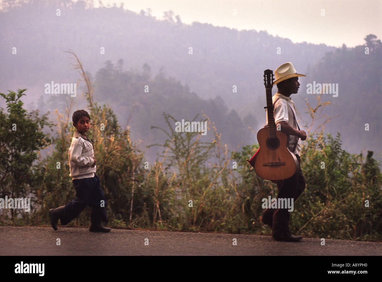 Un indiano Mayan musicista di viaggio vicino a San Juan Chamula IN CHIAPAS Foto Stock
