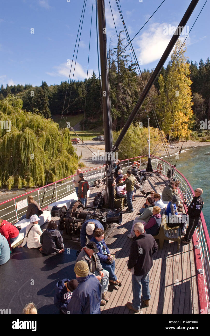 I passeggeri si riuniscono sul ponte in battello a vapore TSS Earnslaw arriva a Walter Peak Lago Wakatipu Nuova Zelanda Foto Stock