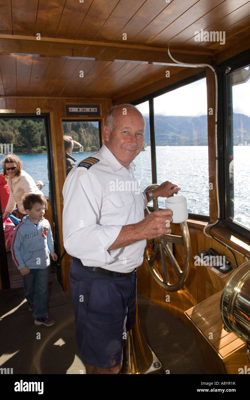 Al timone del battello a vapore TSS Earnslaw sul lago Wakatipu Nuova Zelanda Foto Stock