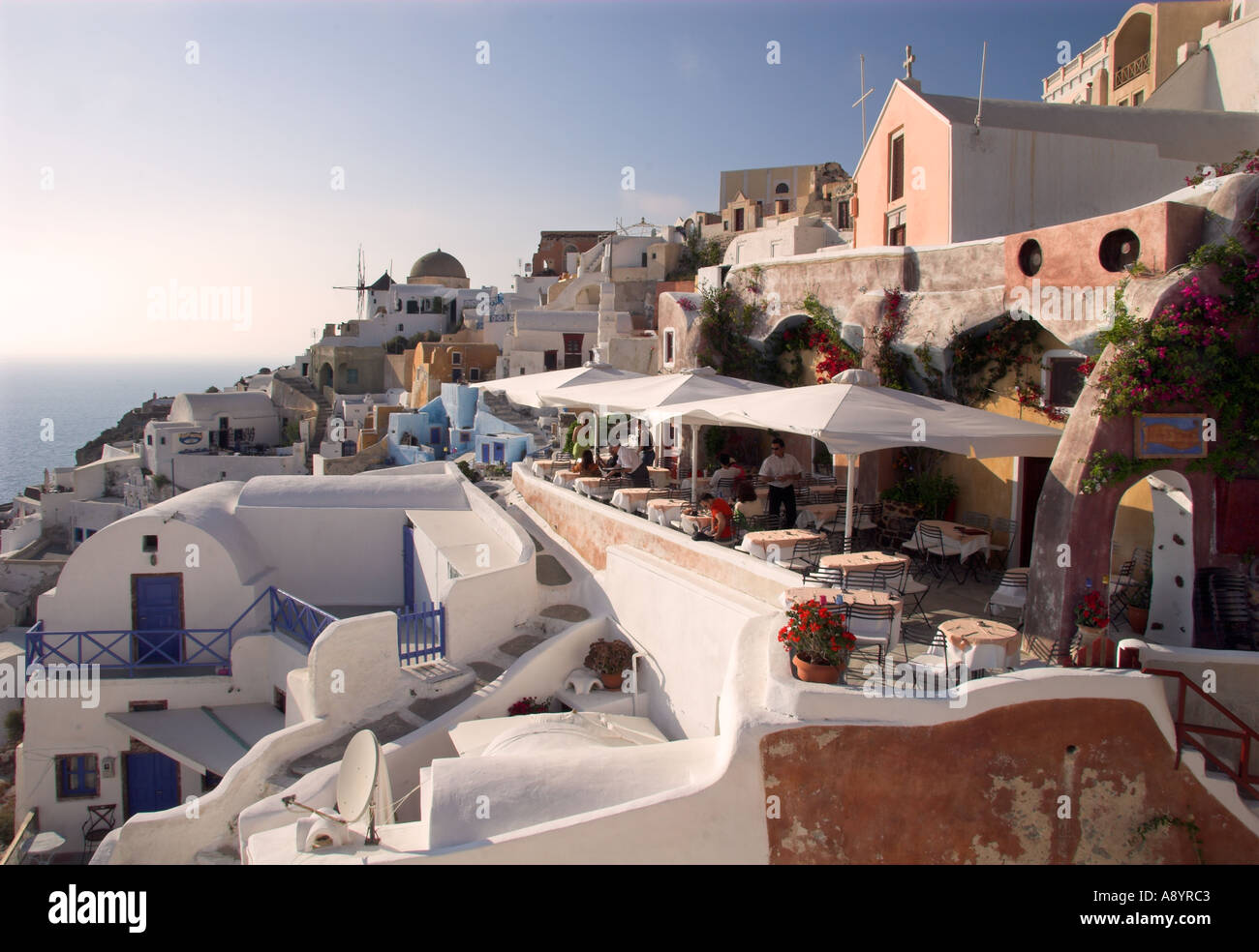 Ristorante Terrazza nel villaggio di Ia Santorini Cicladi Grecia Foto Stock Ristorante Terrazza nel villaggio di Ia Santorini Cicladi Grecia Foto Stock