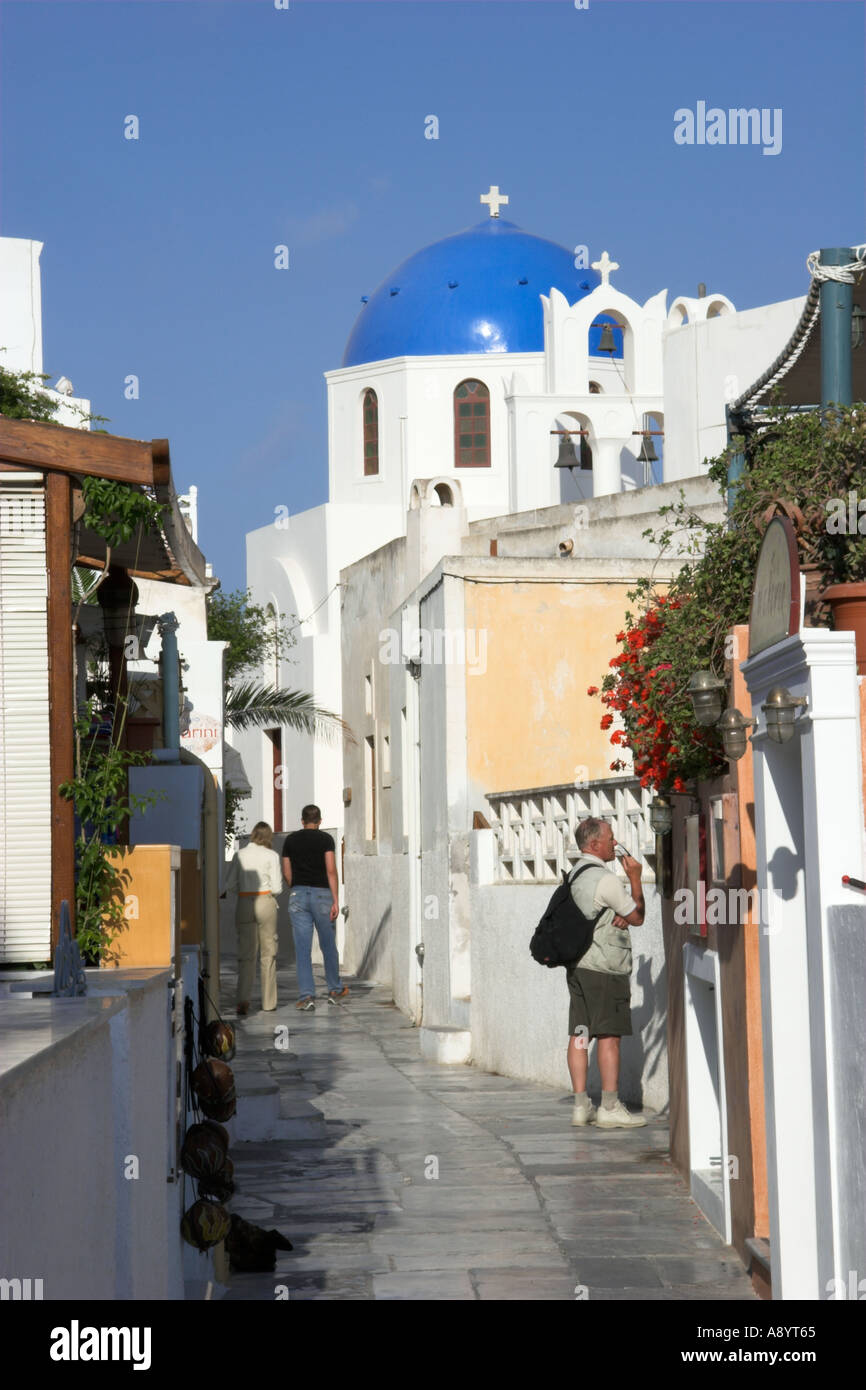 I turisti nel villaggio di Ia Santorini Cicladi Grecia Foto Stock I turisti nel villaggio di Ia Santorini Cicladi Grecia Foto Stock