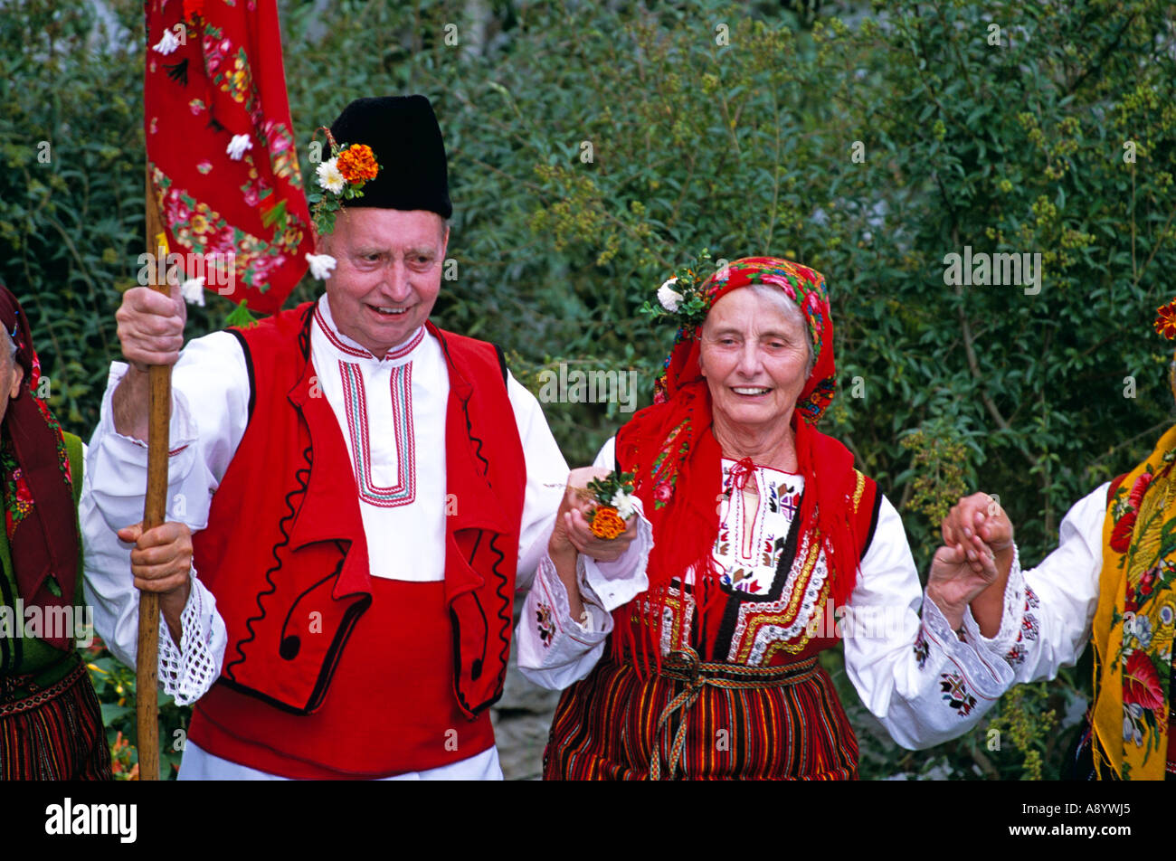 I turisti in simulazioni di cerimonia nuziale con Dobarski Babi il gruppo Folk, Dobarsko, Bulgaria Foto Stock