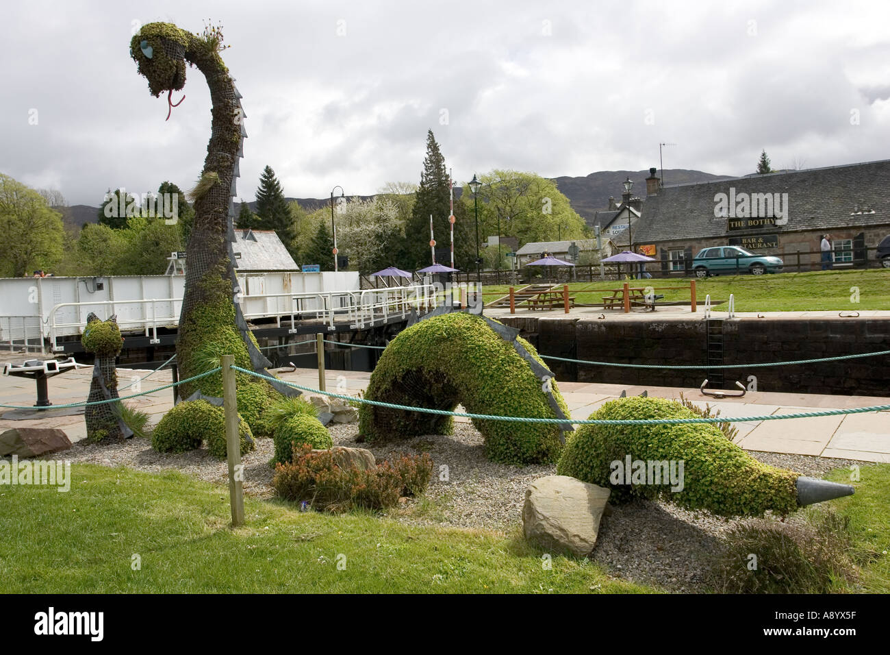 Mostro di Lochness Nessie modellato in topiaria da hedge accanto al Caledonian Canal Fort Augustus Scozia Scotland Foto Stock