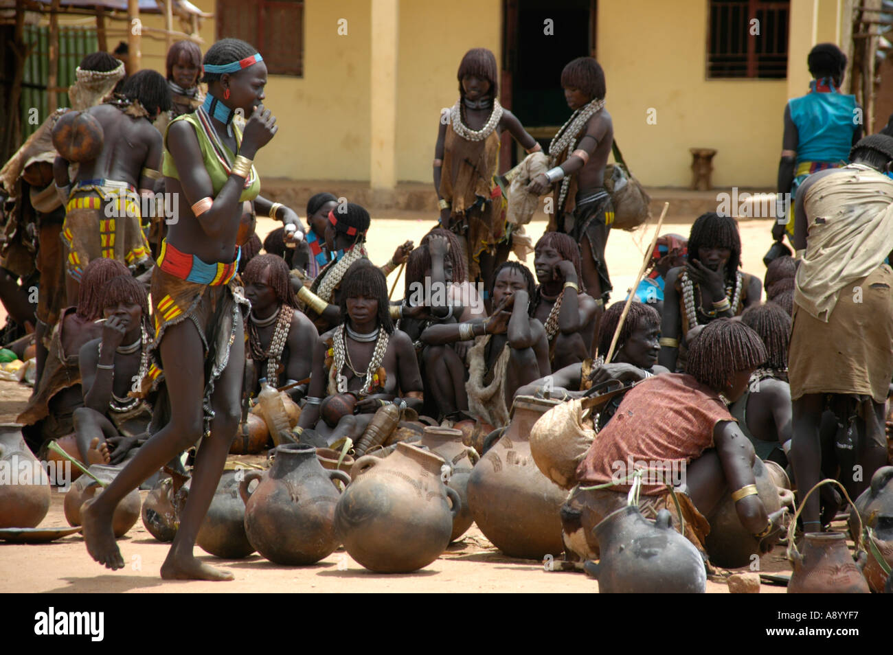 Colorato mercato scena con tradizionalmente condita donne vendere pentole di creta mercato di Dimeka Etiopia Foto Stock