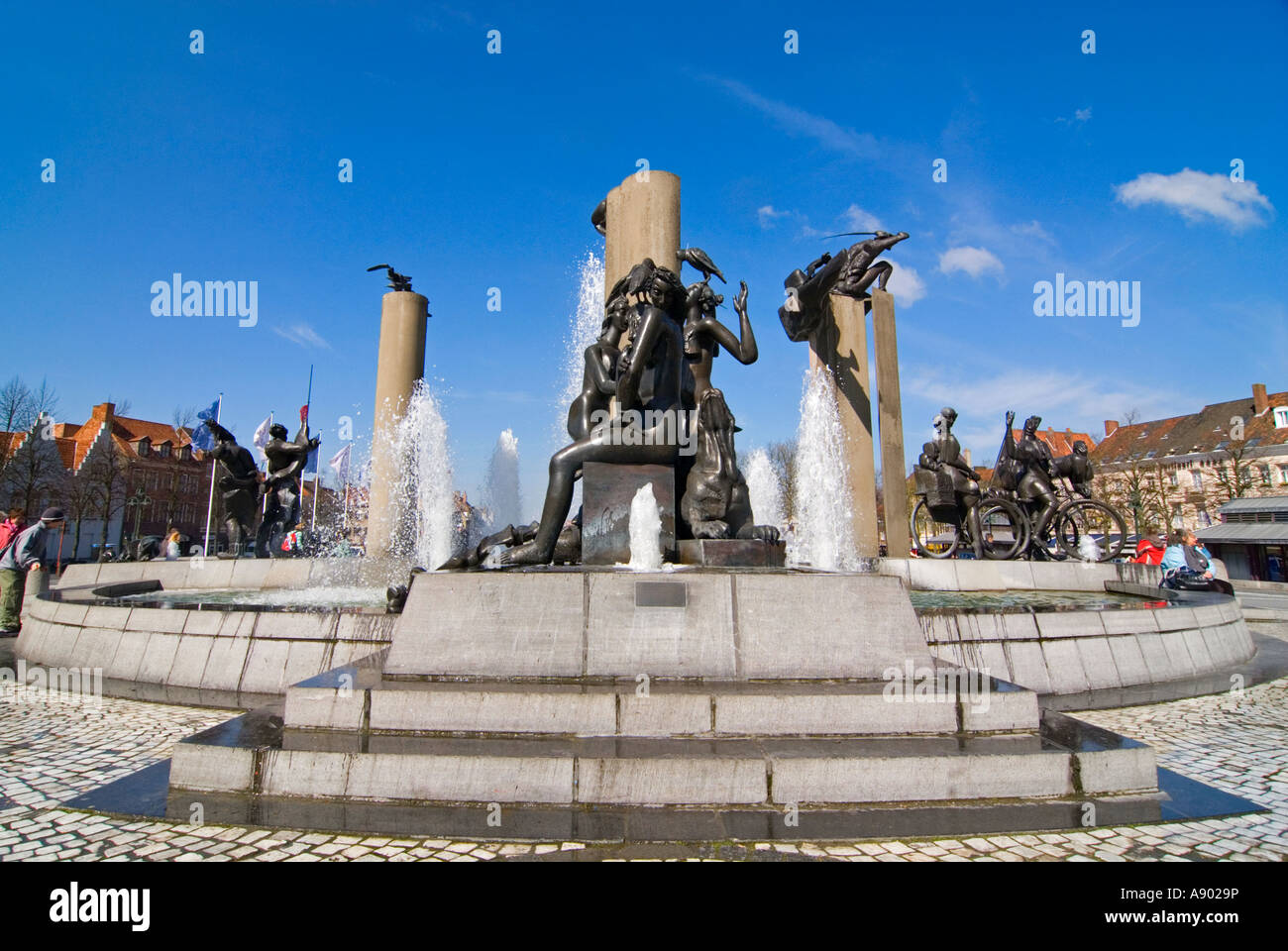 In orizzontale ampia angolazione del moderno abstract fontane e sculture in piazza T'Zand, in una giornata di sole. Foto Stock