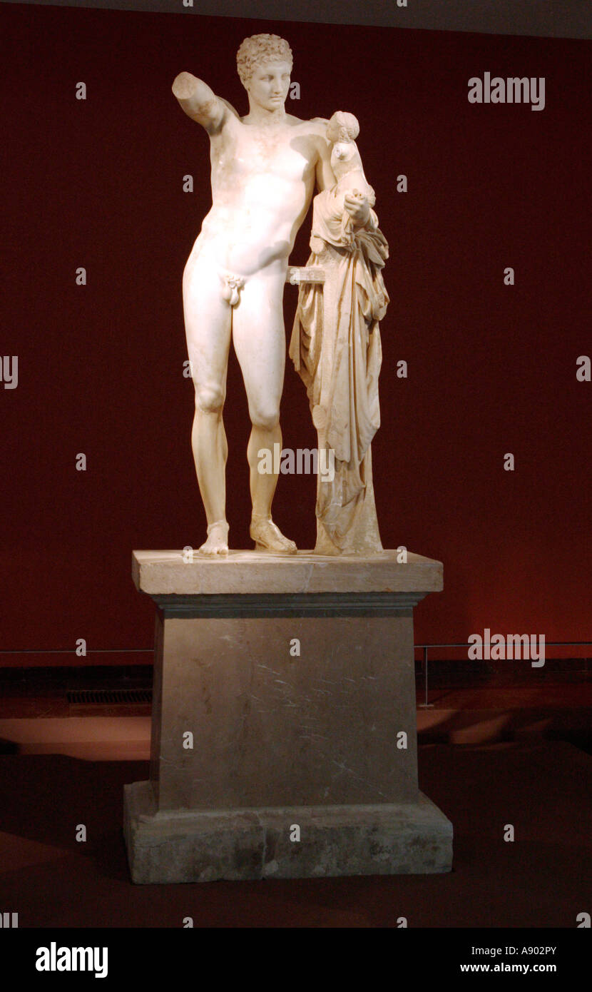 Statua di Hermes con un neonato Dionysos presso il Museo Achaeological di Olympia Foto Stock