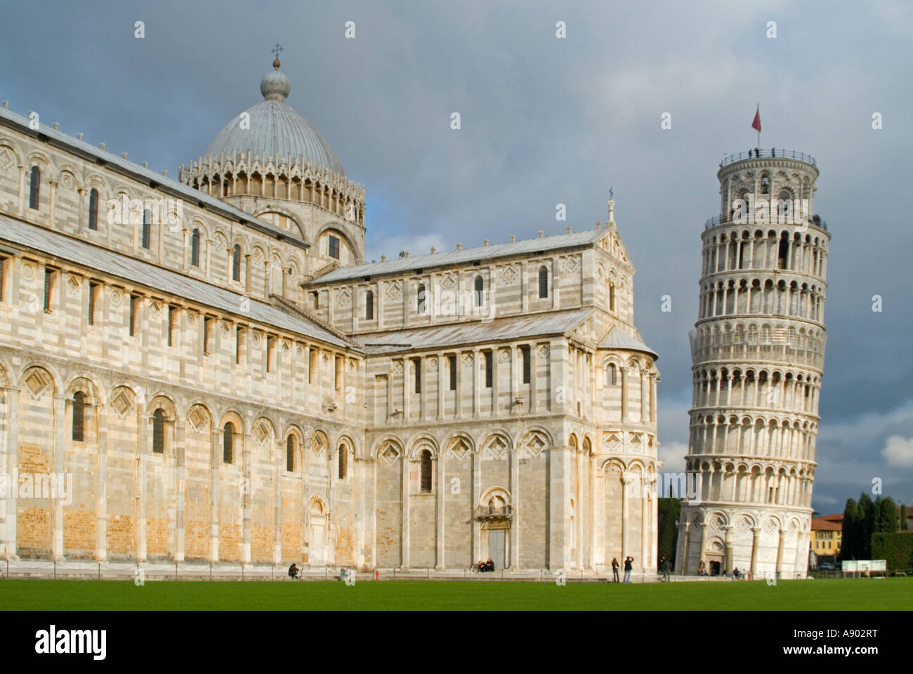 Vista orizzontale del Duomo e La Torre di Pisa "Torre di Pisa" al Duomo 'Cattedrale' presso il Campo dei Miracoli. Foto Stock